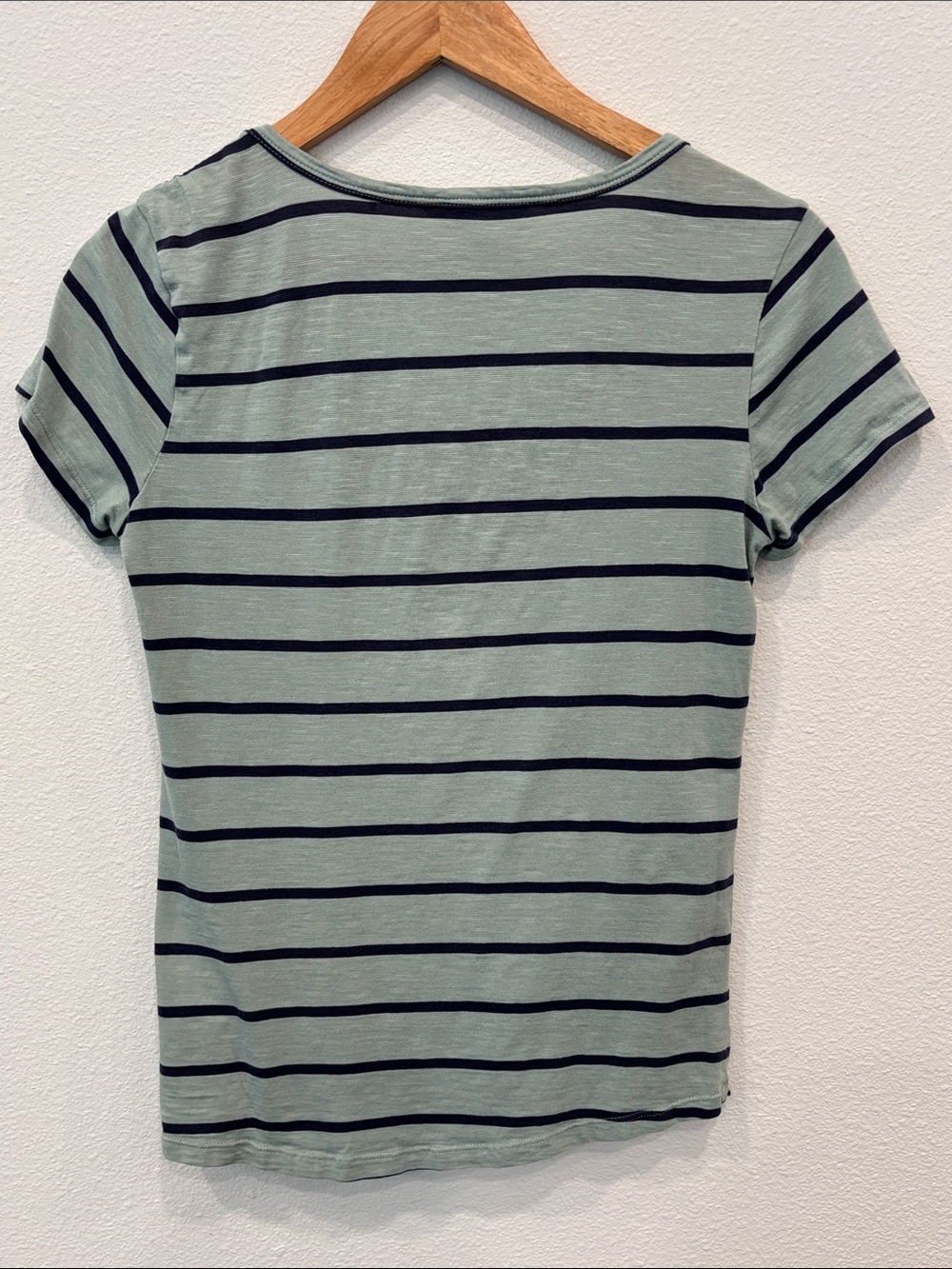 Toad&Co Organic Cotton Blend Sage Green and Navy Blue Striped V-Neck Tee Size S - Picture 4 of 8
